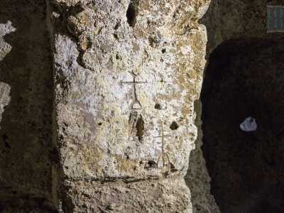 Le pareti sono ricche di incisioni di croci, tra cui alcune latine...